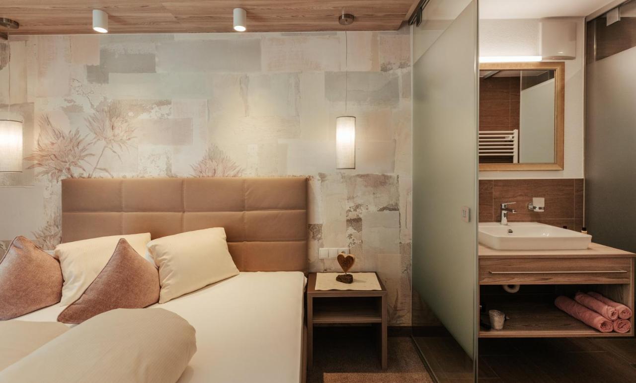Hotel St-Leonhard 皮茨河谷圣莱昂哈德 外观 照片