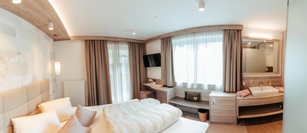 Hotel St-Leonhard 皮茨河谷圣莱昂哈德 外观 照片