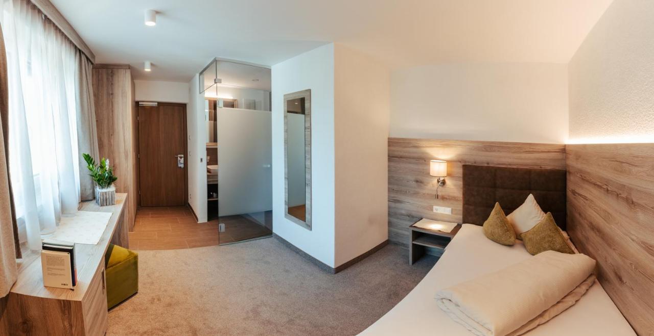 Hotel St-Leonhard 皮茨河谷圣莱昂哈德 外观 照片
