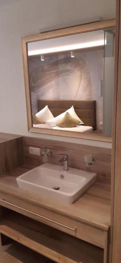 Hotel St-Leonhard 皮茨河谷圣莱昂哈德 外观 照片
